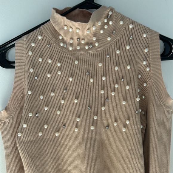 Jeweled neck line top - Picture 2 of 4